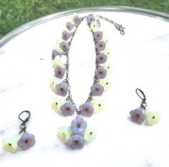 SALE! VINTAGE URANIUM TRUMPET FLOWER YELLOW/LILAC GLASS NECKLACE SET OOAK BIG!