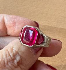 VINTAGE 10K WHITE GOLD LARGE RED SYNTHETIC RUBY MEN’S WOMEN’S UNISEX RING