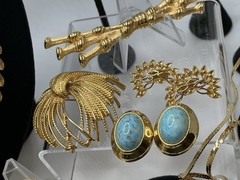 29 Pcs Vintage Gold Tone High End Jewelry Brooch Necklace Earrings Bracelet Lot