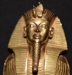 VTG King Tutankhamun Pendant Metropolitan Museum of Art Gold Tone Tut 1976 Egypt