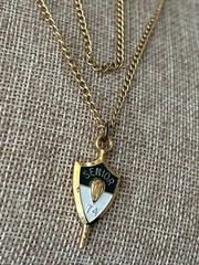 VINTAGE JOSTENS PENDANT CHARM KEY NECKLACE – 20″ – SENIOR 1974 – GOLD IN COLOR