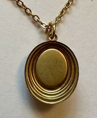 VINTAGE FACETED RED LUCITE PLASTIC CIRCLED BY BRASS 3/4 OF 1″ NECKLACE 18″ GP