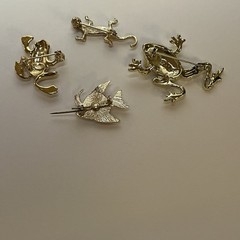 VTG Tiny Brooches Pins Gold Tone Lizard Green Eyed Frog Trifari Frog Kore Fish