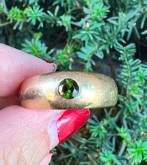 VINTAGE 14K GOLD FLUSH SET GREEN TOURMALINE GYPSY RING VERY HEAVY CHUNKY UNISEX