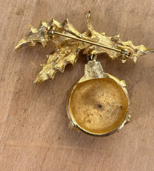 Lot of 7 Vintage Costume Jewelry Brooches and Clips, Frog, Leaves, Ornament