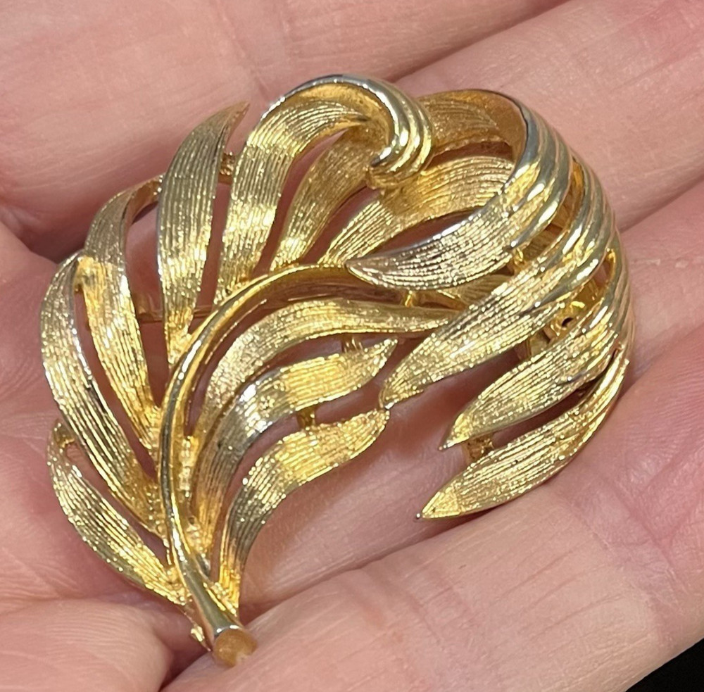 Vintage Lisner Feather Brooch Pin 1 3/4″ Long Gold Tone
