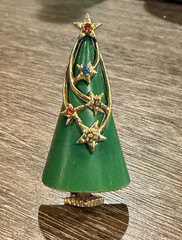 ARTHUR PEPPER ART MCM CHRISTMAS TREE GREEN ENAMEL STAR RHINESTONES 2″ BROOCH PIN