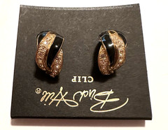 VINTAGE NOS NOC BIRCH HILL RHINESTONE BLACK ENAMEL 7/8″ CLIP EARRINGS ON CARD!