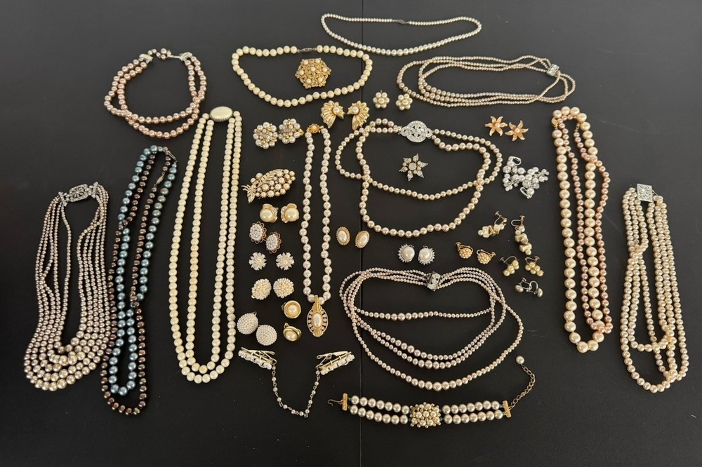 Huge-estate-jewelry-Lot-Faux Pearl- Costume Jewelry Lot A 38 Pieces