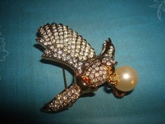 STUNNING SIGNED AD2001 EAGLE W/PEARL PAVE’ CRYSTAL RHINESTONES BROOCH GOLD PLATE