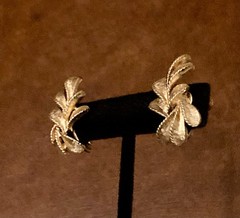 Vintage FRANCOIS Earrings Gold Tone Clip On Leaves Foliage Signed