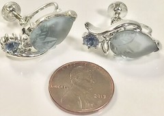 LISNER VINTAGE SILVERTONE BLUE STONE LEAF CLIP ON EARRINGS (C595A)