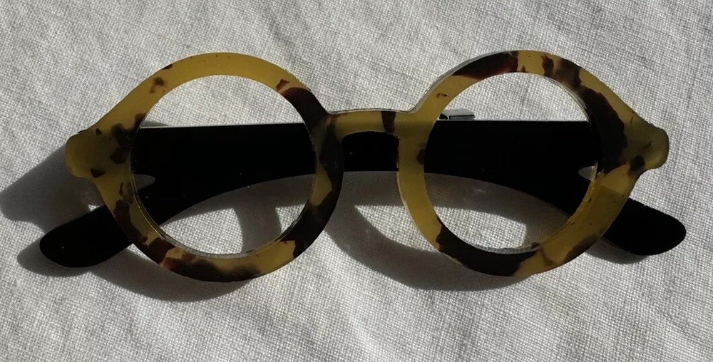 Round Tortoise Shell Eyeglasses With Black Back Brooch Pin
