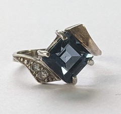 Vintage ring sterling silver 925 Size 8.5 Weight 3.29 g. Blue gem. Gold insert.