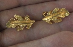 Signed Mimi D N Mimi Di Nascemi Clip On Earrings Textured Gold Tone Leaves