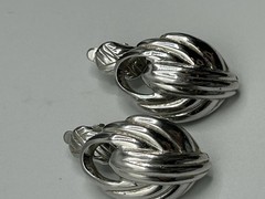 Vtg TRIFARI SILVER TONE ABSTRACT CLIP ON EARRINGS 1 1/8” Swirl Classic Ribbed