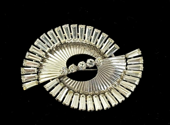 VTG Unmarked BOUCHER Rhodium Plated Clear Rhinestone ATOMIC TWIST Pin Brooch