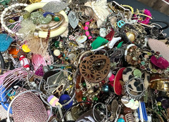 15.8 Pounds Pierced Vintage To Fashion Mixed Metals Earrings Jewelry Lot #69