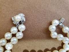 VINTAGE DOUBLE STRAND FAUX PEARLS 7″ BRACELET W/RHINESTONE CLASP, HAND KNOTTED