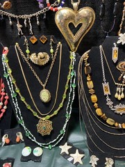 Fabulous 443 Piece Lot Of Vintage + Modern Fashion Costume Jewelry Nice Pieces
