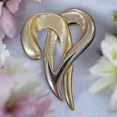 Vintage Tona Abstract Impressionist Heart Shaped Brushed Gold Tone Brooch Pin
