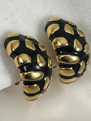 Vtg Signed Graziano Raised Gold Tone Design & Black Enamel Clip On Earrings 1”