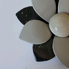 Vintage Enameled Metal Flower Brooch Pin 2.5″ Black Gray MCM Mod Preppy Retro