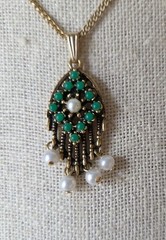 SARAH COVENTRY – VINTAGE FAUX GREEN JADE PEARL NECKLACE