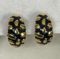 Vtg Signed Graziano Raised Gold Tone Design & Black Enamel Clip On Earrings 1”