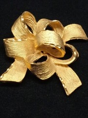 RARE 1950s TONA Textured Diamond Cut 3D Bow Design Brooch