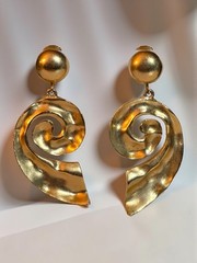 VINTAGE GOLD-TONE SWIRL DANGLE CLIP-ON EARRINGS 1980s