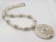 Vintage Pearl Imitation Pedant Statement Necklace 18in.