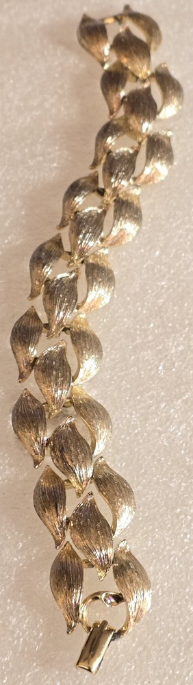 Vintage Signed Lisner Textured Brushed Gold Tone Metal Link Bracelet