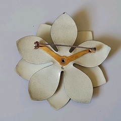 Vintage Enameled Metal Flower Brooch Pin 2.5″ Black Gray MCM Mod Preppy Retro