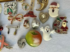 Lot Of 28 Vintage Brooches 9oz Holiday, Figural, Metal, Stone, Plastic Pre Owned
