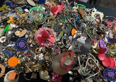 17 Pounds Pierced Vintage To Fashion Mixed Metals Earrings Jewelry Lot #70