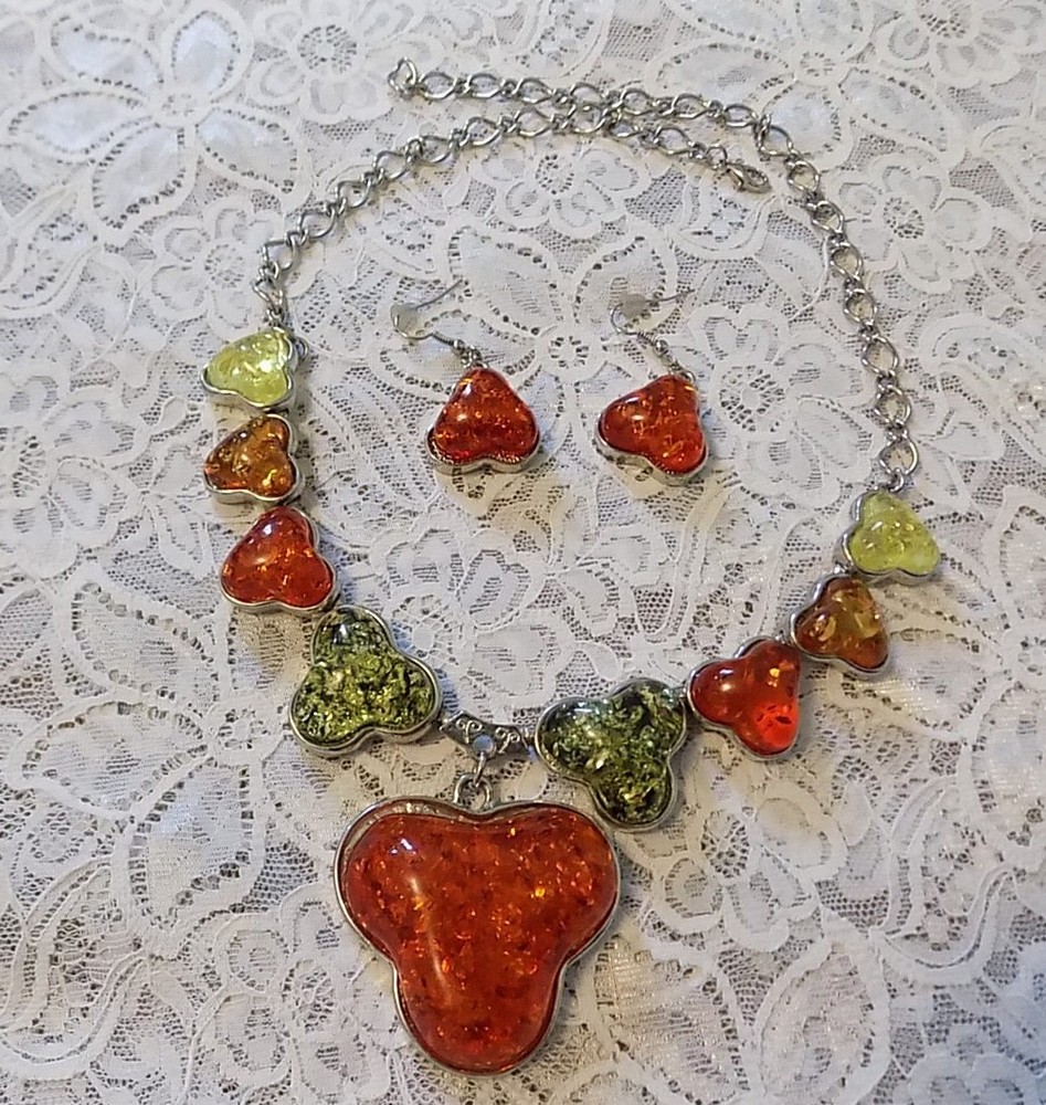 SET OF UNUSUAL VINTAGE GLITTER CONFETTI LUCITE NECKLACE AND PIERCED EARRINGS
