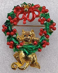 AJC Christmas Wreath Cat Hanging Brooch Pin
