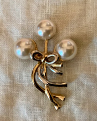 LANDAU PIN/BROOCH. PEARLS AND GOLDTONE AND SILVERTONE.