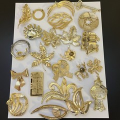 Lot Of 23 Vintage Gold Tone Brooches 18 Signed 5 Unsigned