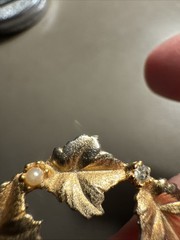 Vintage 1960s Gold Tone Ivy Leaf Wreath Brooch Pin Faux Pearl Rhinestone 1.25”