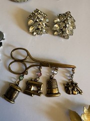 NICE LOT OF VINTAGE JEWELRY-BROOCHES, GEMSTONE, NECKLACE, PENDANT &