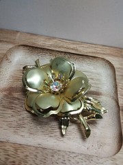 Vintage Gold Tone 3D Crystal Rhinestone Flower Brooch Pin. N11019