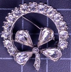 Vintage Rhinestone Clover Wreath Pin Silver Tone 25mm Sparkling Clear Stones