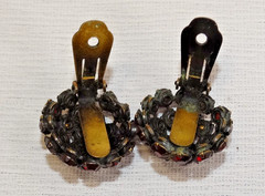 F20 VINTAGE ROUND DOMED RHINESTONE CLIP-ON EARRINGS BLOOD RED STONES UNSIGNED