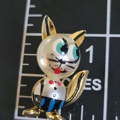 Vintage Spain Painted Faux Pearl Tuxedo Cat Brooch Pin Gold Tone 1.25in Kitsch