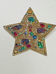 La Roco 1950s Star Brooch Pin Colorful Jewel Tone Rhinestones Gold Plated 2.5″