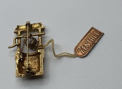 Vintage Robert Zentall Goldtone Wishing Well Brooch Pin With Attached Tag