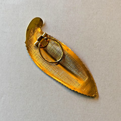Leaf Feather Hinged Scarf Clip Ring 3.75″ Long Gold Tone Retro Estate Accessory