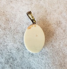UNBRANDED SILVERTONE RED ROSE DISC PENDANT 1″ NO CHAIN